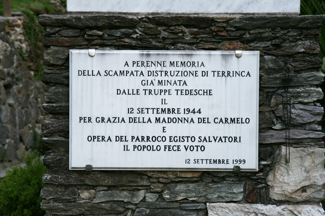 Lapide commemorativa che celebra la scampata distruzione di Terrinca durante la Seconda Guerra Mondiale.