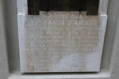 Monumento a D'Amico, commemorativo con iscrizioni su pietra, in ricordo di Giovanni D'Amico e della sua storia.