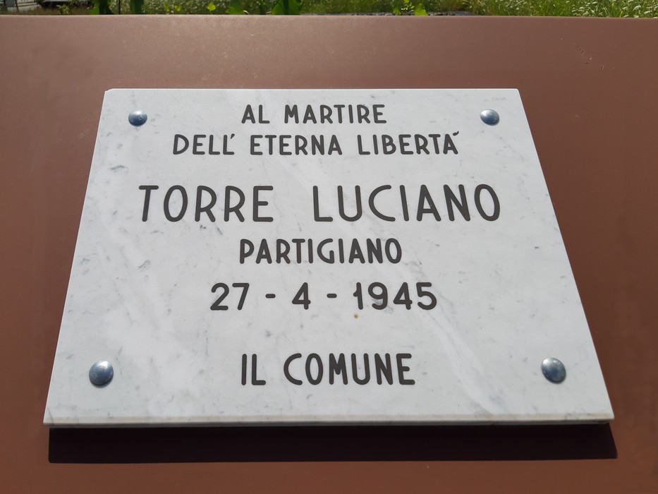 Monumento dedicato a Luciano Torre, partigiano martire della libertà, e agli altri valorosi combattenti.