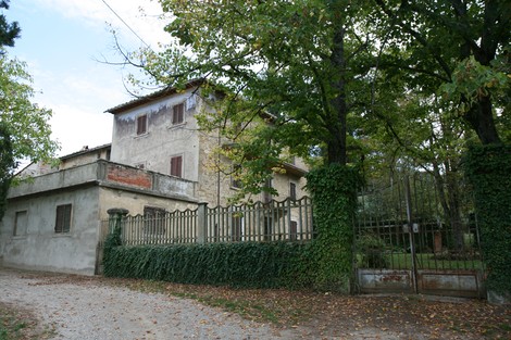 Monumento dell'eccidio di San Polo, sito commemorativo immerso nel verde, ricorda eventi storici significativi.