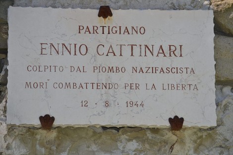 Lastra commemorativa dedicata a Ennio Cattinari, partigiano, caduto per la libertà il 12 agosto 1944.
