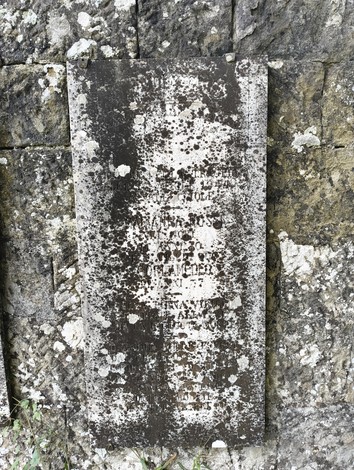 Sepolcri commemorativi delle vittime dell'eccidio di Vallucciole, simbolo di memoria e resistenza.