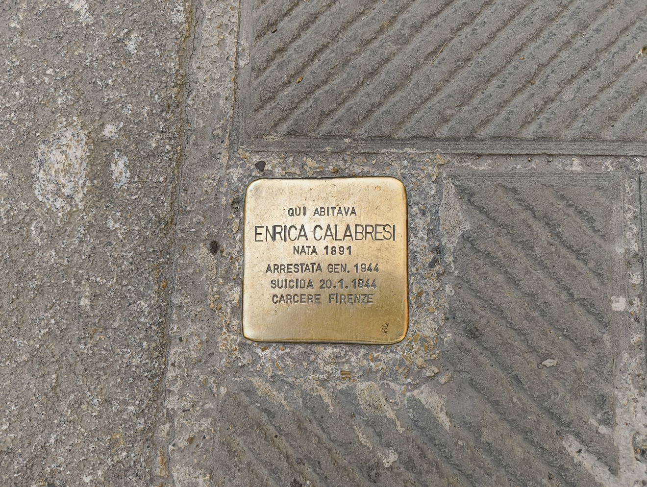 Pietra d'inciampo dedicata a Enrica Calabresi, commemorativa della sua vita e della sua tragica fine.
