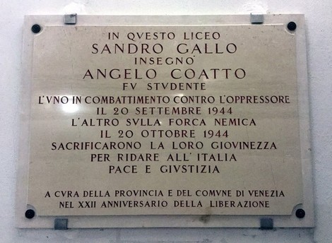 Lapide commemorativa dedicata a Sandro Gallo e Angelo Coatto, che onora il loro sacrificio durante la Seconda Guerra Mondiale.