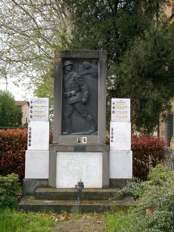Monumento ai Caduti di San Prospero Strinati, commemorazione dei soldati in un contesto storico e memoriale.