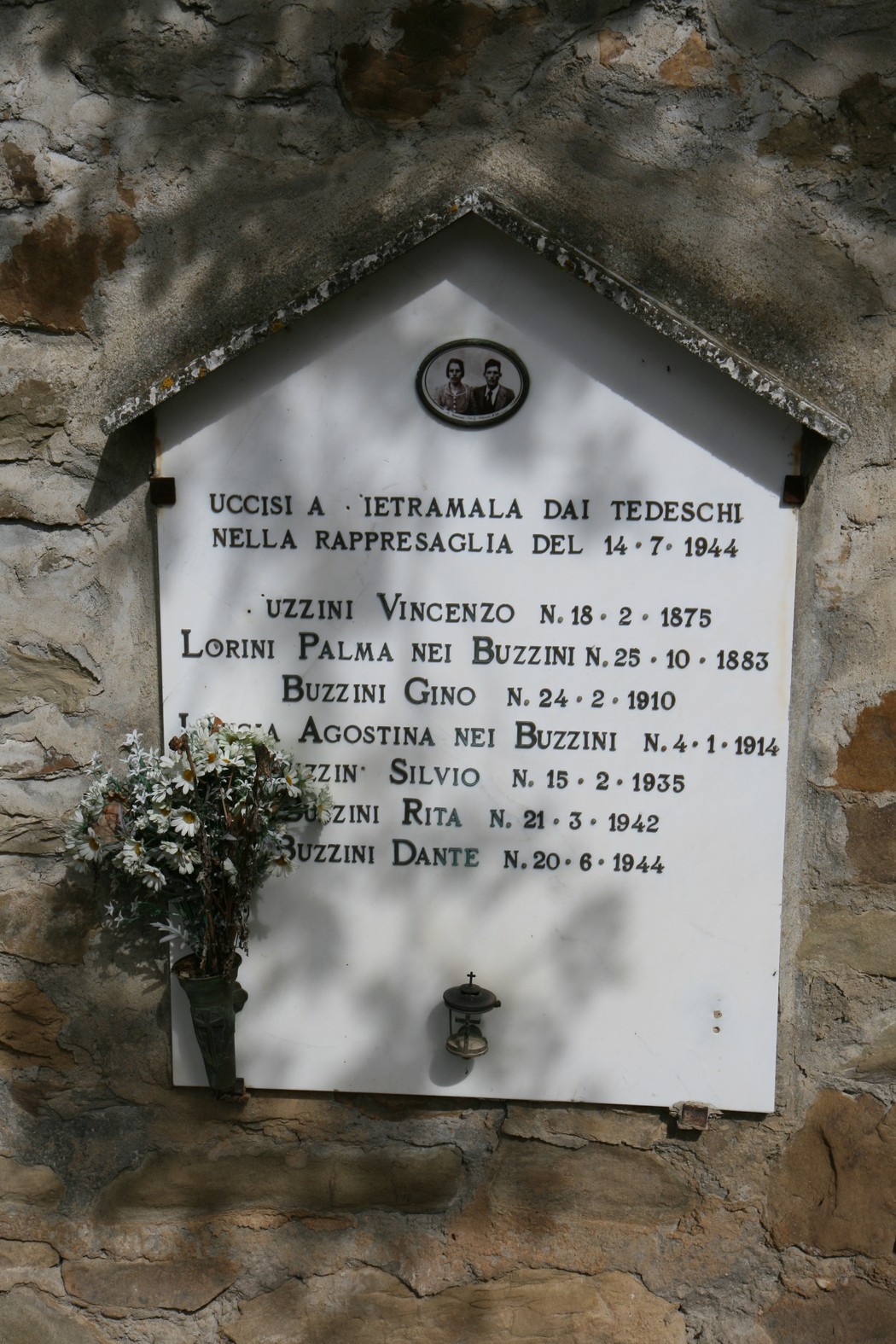 Lapide commemorativa della famiglia Buzzini, vicenda storica legata alla resistenza.