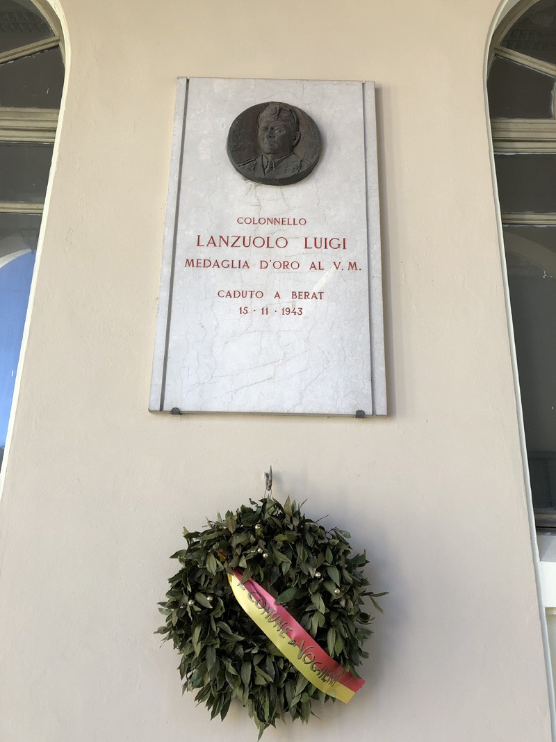 Lapide commemorativa a Lanzuolo dedicata al Colonnello Luigi Lanzuolo, caduto a Berat nel 1943.