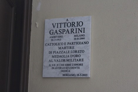 Lapide commemorativa dedicata a Vittorio Gasparini, partigiano e medaglia d'oro al valor militare.