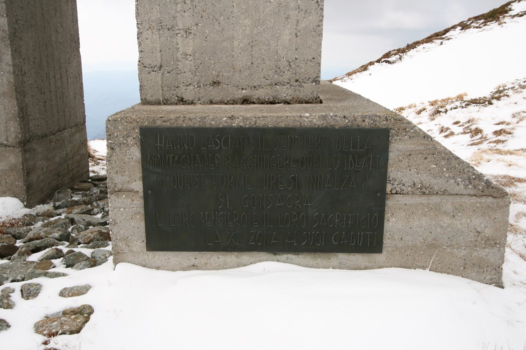 Monumento alla XI Zona "Pippo", commemorativo con struttura in cemento e iscrizione evocativa.