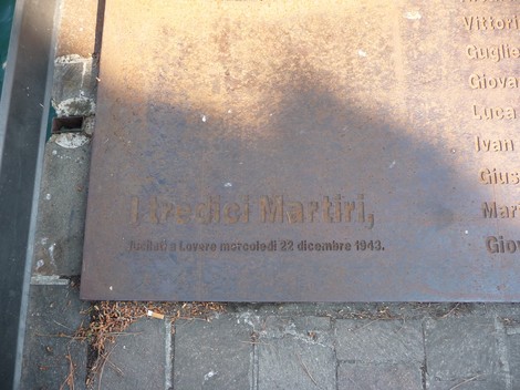 Monumento ai Tredici Martiri, commemorazione dei caduti del 22 dicembre 1943 in un contesto urbano.