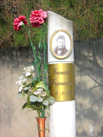Monumento in memoria dei martiri della Garella, con fiori e dedica a Francesco Fornaro.
