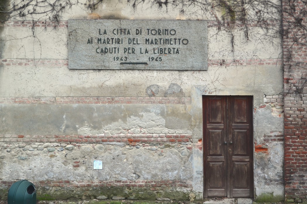 Il Sacrario del Martinetto, memoriale dedicato ai martiri della libertà. Muro di pietra con iscrizione commemorativa.