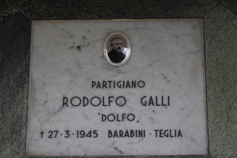 Sacrario dedicato ai caduti per la Liberazione, con una targa memoria di Rodolfo Galli.