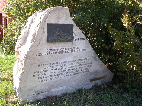 Monumento commemorativo in pietra per il 50° anniversario della Liberazione, con incisi messaggi di significato storico.