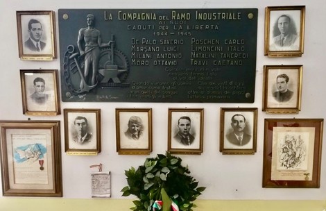 Targa commemorativa della Compagnia del Ramo Industriale con fotografie di caduti per la libertà.