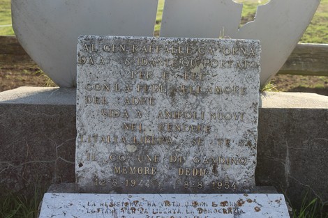 Monumento commemorativo in pietra dedicato all'aviolancio di Cadorna, con incisioni di omaggio e memoria.