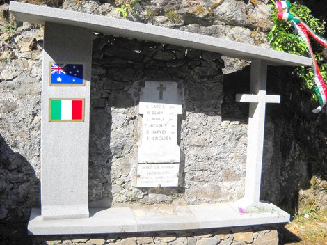 Lapide commemorativa dedicata ai prigionieri australiani, con simboli nazionali in un contesto storico.