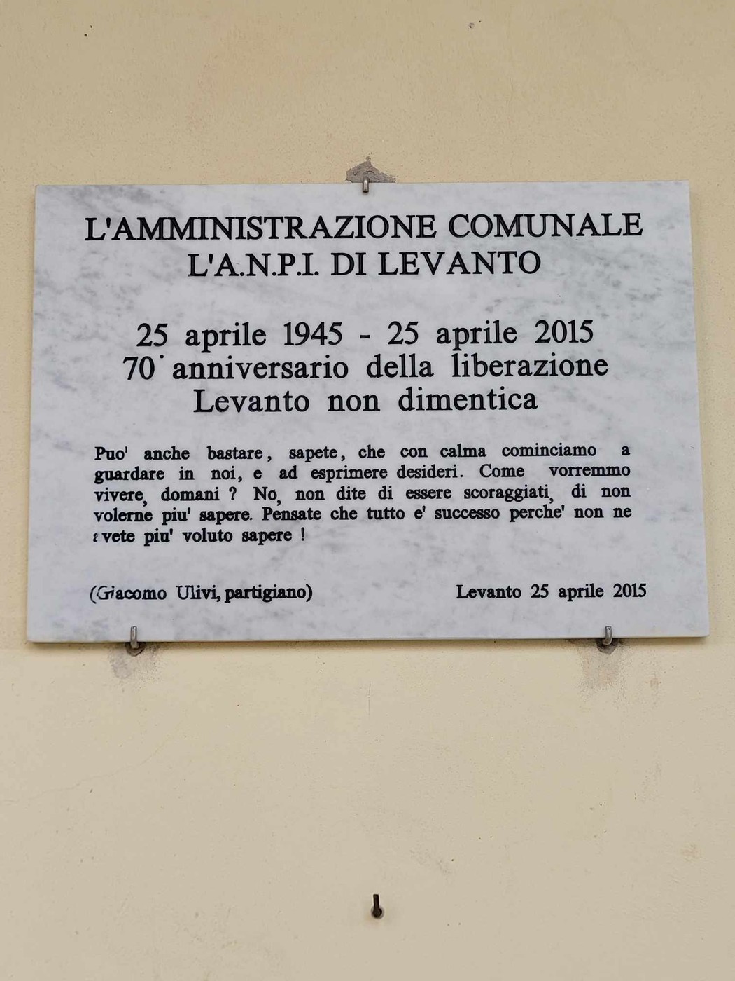 Lapide commemorativa per il 70° anniversario della Liberazione a Levanto, con messaggi di memoria e speranza.