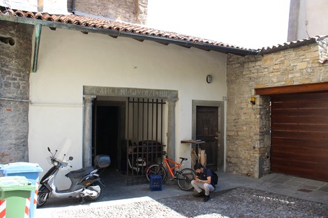 Pietra d'inciampo a Zappata, con un'architettura rustica e un'atmosfera storica.