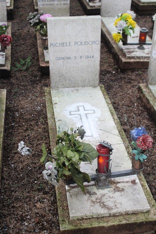 Tombe perpetue dedicate ai caduti per la Libertà, con fiori e lumini commemorativi.