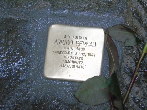 Pietra d'inciampo dedicata ad Arrigo Bernau, commemorativa della sua deportazione e morte.