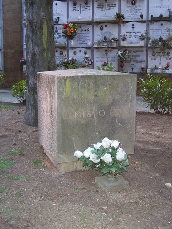 Monumento commemorativo dedicato a Ernesto Rossi, simbolo di resistenza e perseveranza. Fiori bianchi in omaggio.