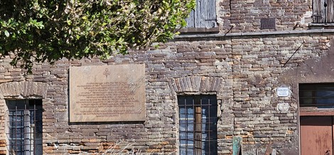 Lapide commemorativa del Comando dei fucilieri alleati affissa su una parete di mattoni.