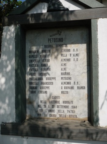 Lapide commemorativa ai caduti partigiani, con nomi e date in onore della resistenza e della libertà.