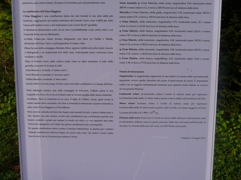 Monumento ai Dodici Caduti, un memoriale in onore dei soldati, circondato da vegetazione e natura.
