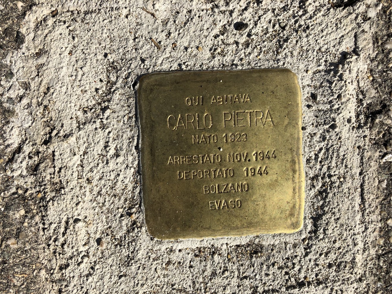 Pietra d'inciampo dedicata a Carlo Pietra, arrestato e deportato nel 1944. Memoria della Shoah.