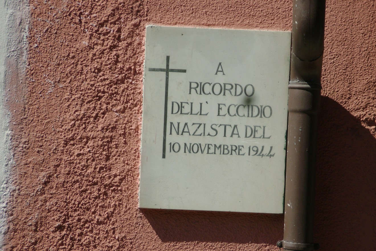 Lapide commemorativa della strage di Avenza, in ricordo dell'eccidio nazista del 10 novembre 1944.