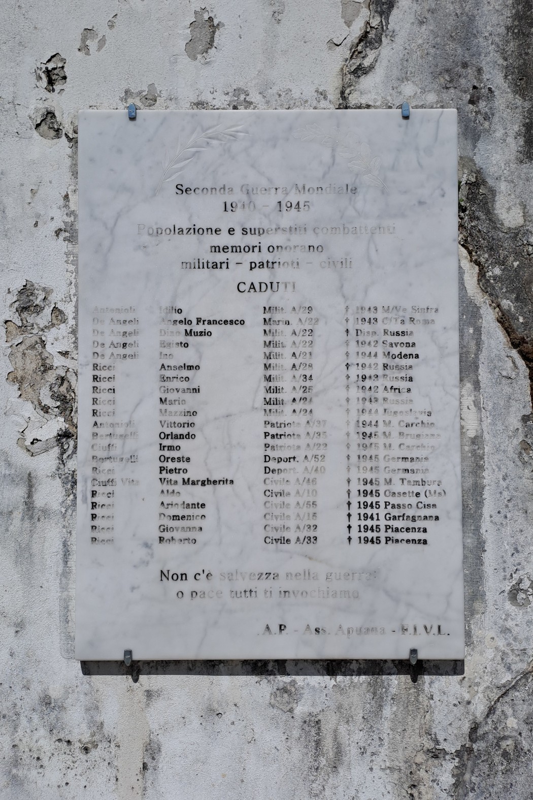 Lastra commemorativa in marmo dedicata ai caduti della Seconda Guerra Mondiale a Casette.