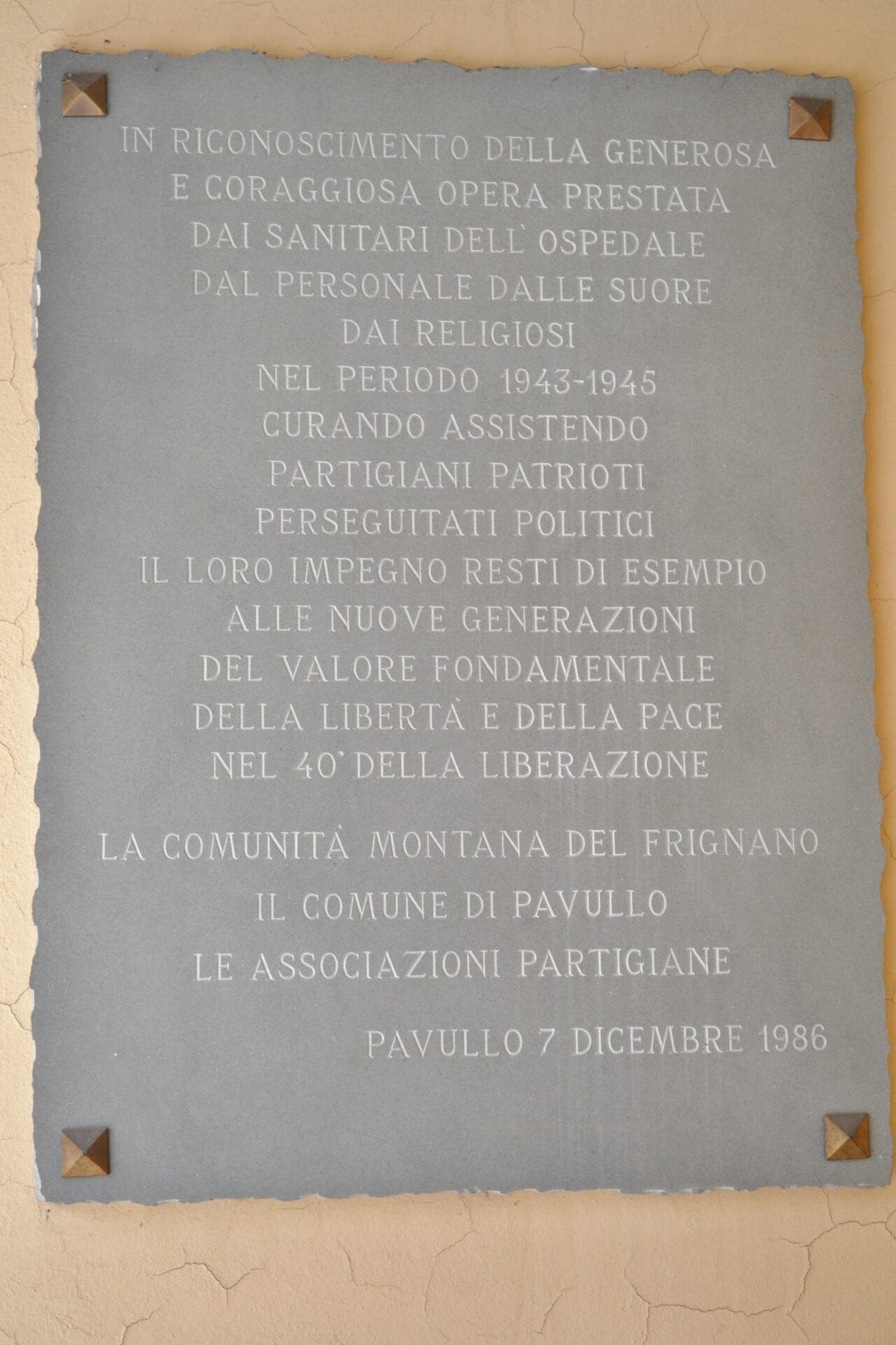 Lapide commemorativa per il personale religioso e sanitario, in onore del loro impegno durante la guerra.