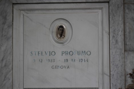 Sacrario dei partigiani di Torbella, con una targa commemorativa in marmo e una fotografia di Stelvio Profumo.
