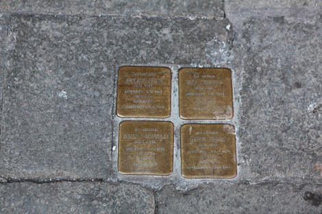 Pietre d'inciampo commemorative in memoria della famiglia Calimani, Nacamulli e Segré.