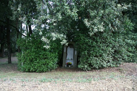 Monumento commemorativo all'eccidio di San Polo, immerso nella natura, simbolo della memoria storica.