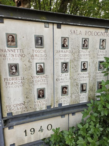 Lapidi commemorative dei caduti della seconda guerra mondiale, con ritratti e nomi sugli edifici.