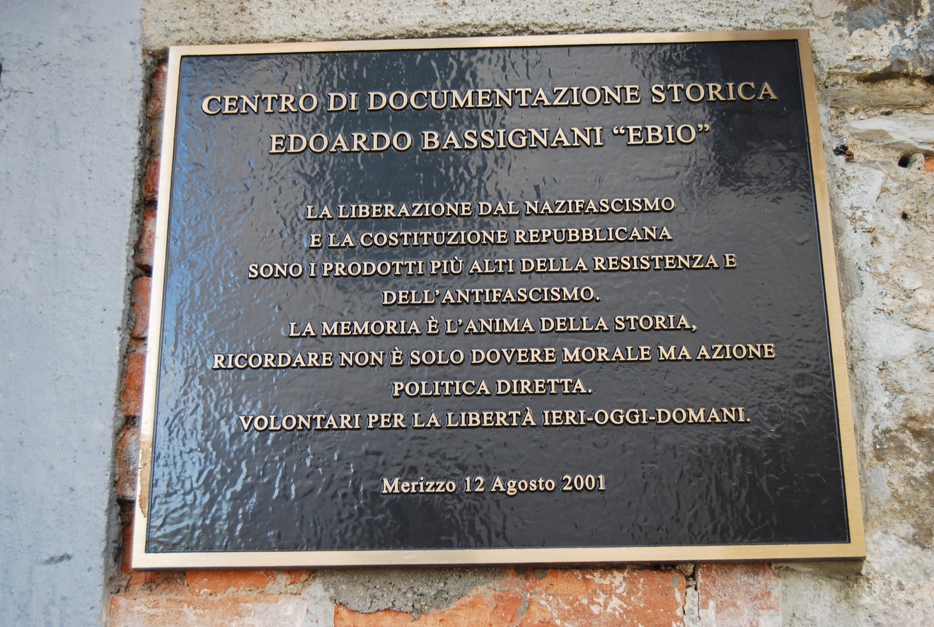 Targa commemorativa dedicata ai volontari della libertà, situata presso il Centro di Documentazione Storica "Ebio".