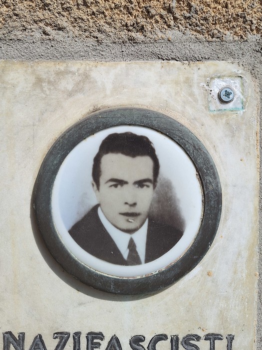 Lapide commemorativa con immagine di ferrante, testimonianza di un passato storico.