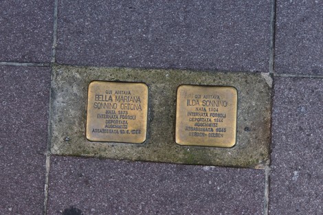 Pietre d'inciampo dedicate alla famiglia Sonnino, commemorando la loro storia e sofferenza.