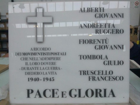 Lapide commemorativa dedicata ai postali caduti durante la guerra, con nomi incisi in memoria.