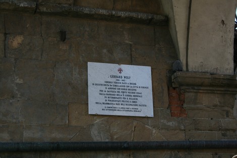 Lapide commemorativa dedicata al console Gerard Wolf, situata in un contesto storico significativo.