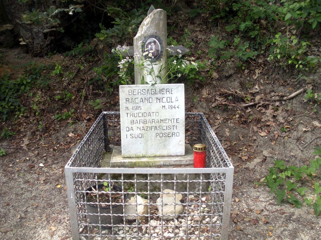 Cippo commemorativo dedicato a Racano Nicolò, bersagliere ucciso nel 1944, in ricordo delle vittime della guerra.