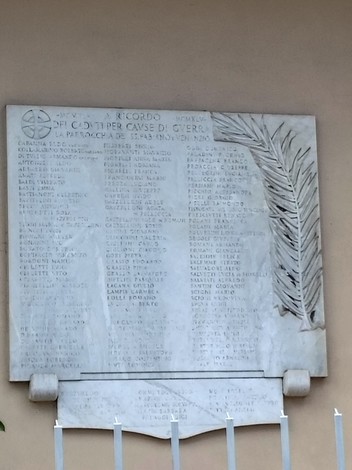 Lapidi commemorative che onorano i caduti di guerra del Tuscolano, con nomi incisi su marmo.