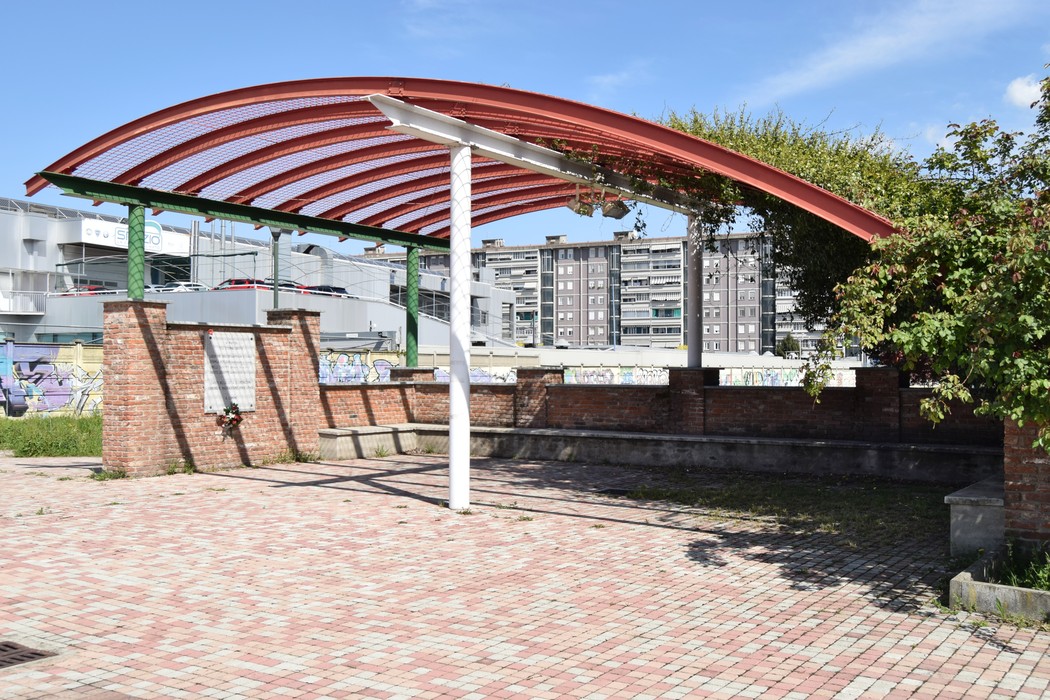 Monumento dedicato a Lozupone, Stringa, Cibelli e Ghiotti, con struttura architettonica e area circostante.