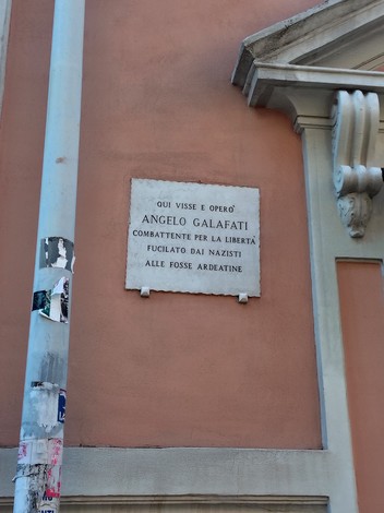 Lapide dedicata ad Angelo Galafati, combattente per la libertà, su muro di un edificio a Galafati.