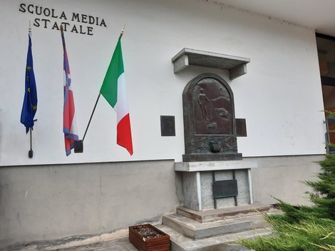 Monumento commemorativo ai partigiani georgiani, situato presso una scuola media statale.