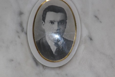 Ritratto di un uomo incastonato in marmo, parte del Sacrario dei caduti per la Liberazione.