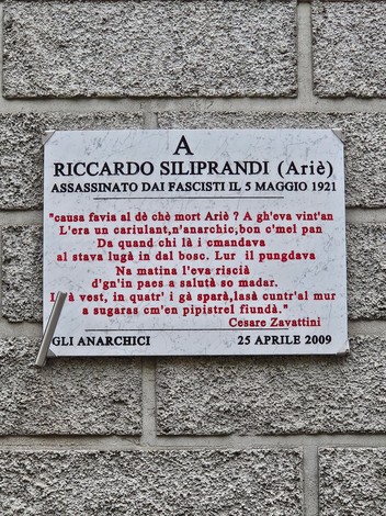 Lapide commemorativa a Riccardo Siliprandi, assassinato dai fascisti il 5 maggio 1921, con scritte di omaggio.