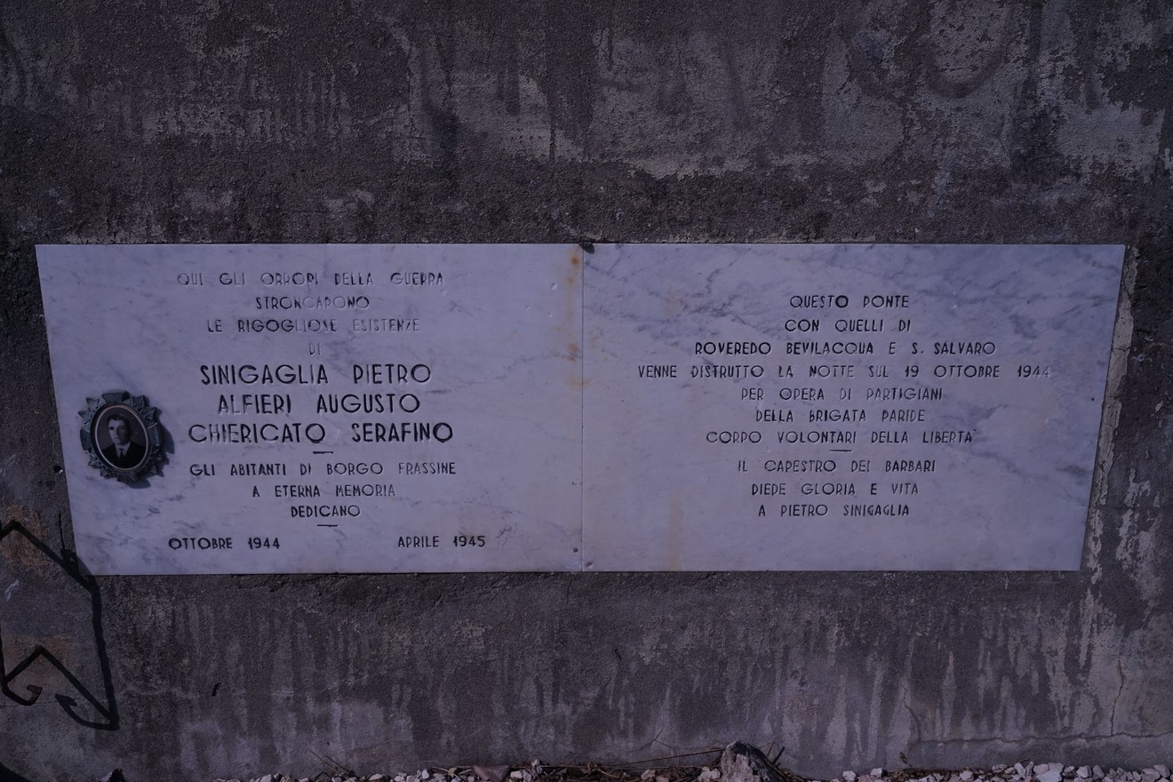 Lapide commemorativa a Sinigaglia dedicata a Alfieri e Chiericato, con riferimenti storici ai fatti del 1944-1945.